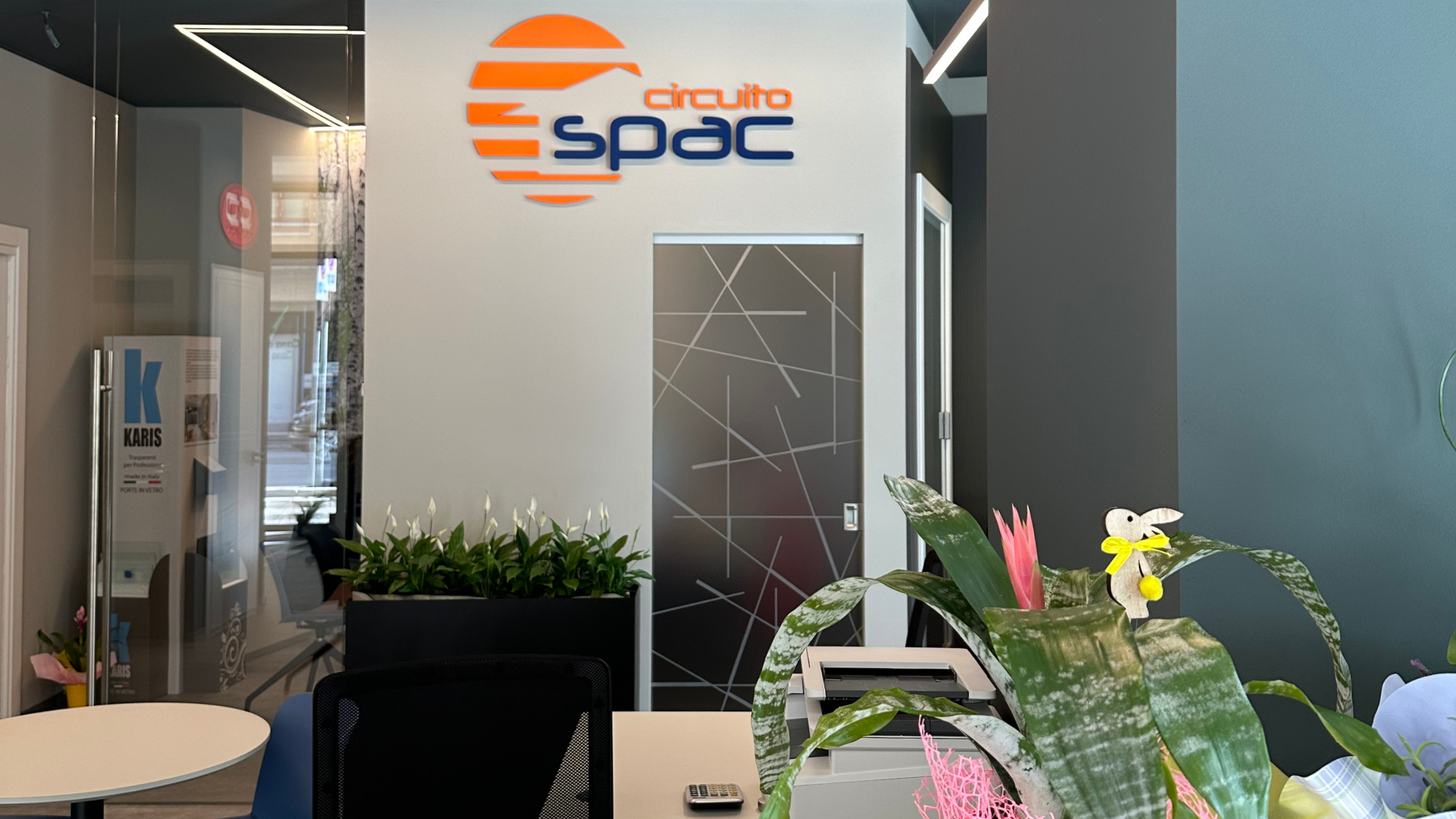 logo Circuitospac sulla parete del nuovo showroom a Monfalcone