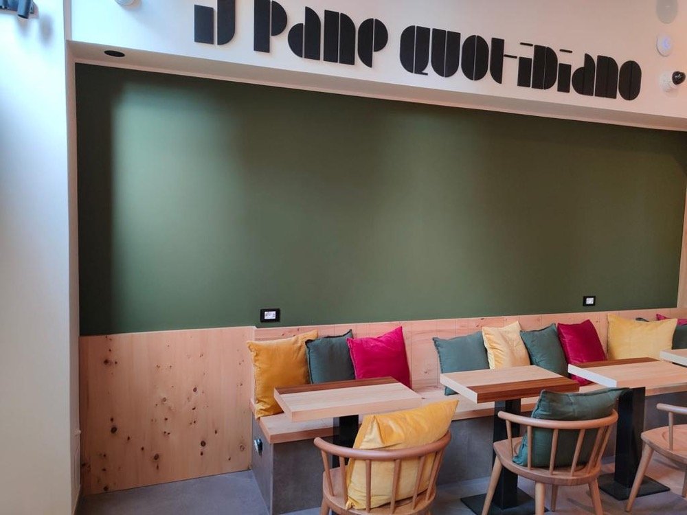 sala interna negozio Il Pane Quotidiano a Servola, Trieste