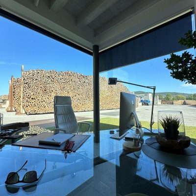 scrivania di un ufficio con vista su piazzale