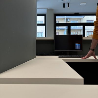tecnico configura nuovo pc in sede Circuitospac a Monfalcone
