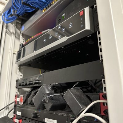 dettaglio componenti hardware in armadio di rete