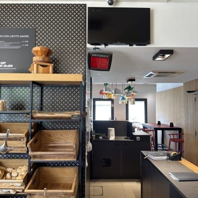 l'interno del negozio Il Pane Quotidiano con monitor, videocamera a soffitto e display per gestione code