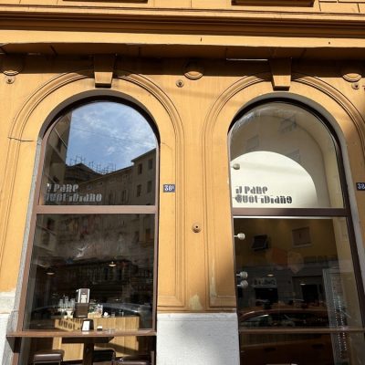 vista dall'esterno del punto vendita Il Pane Quotidiano in via Settefontane a Trieste