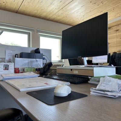 postazione di lavoro con PC desktop negli uffici Il Pane Quotidiano in Val Rosandra, Trieste