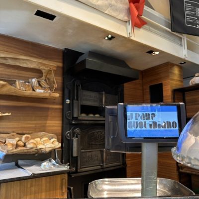 dettaglio bilancia in negozio Il Pane Quotidiano