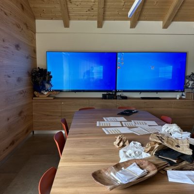 sala riunioni con doppio monitor TV a parete
