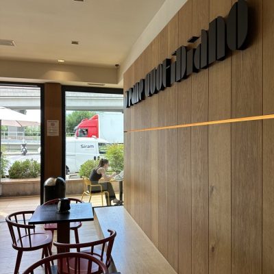 insegna all'interno del punto vendita Il Pane Quotidiano in Val Rosandra, Trieste