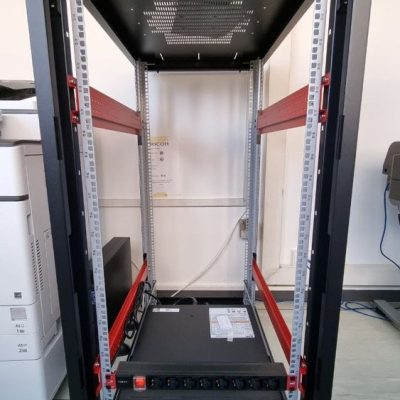 armadio di rete in costruzione