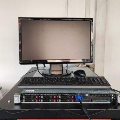 server provvisorio appoggiato sopra una armadio di rete