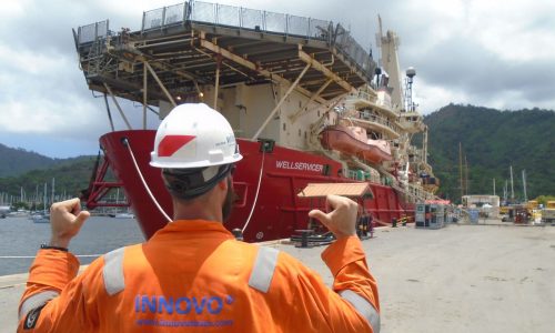 operatore in banchina durante la movimentazione di una nave